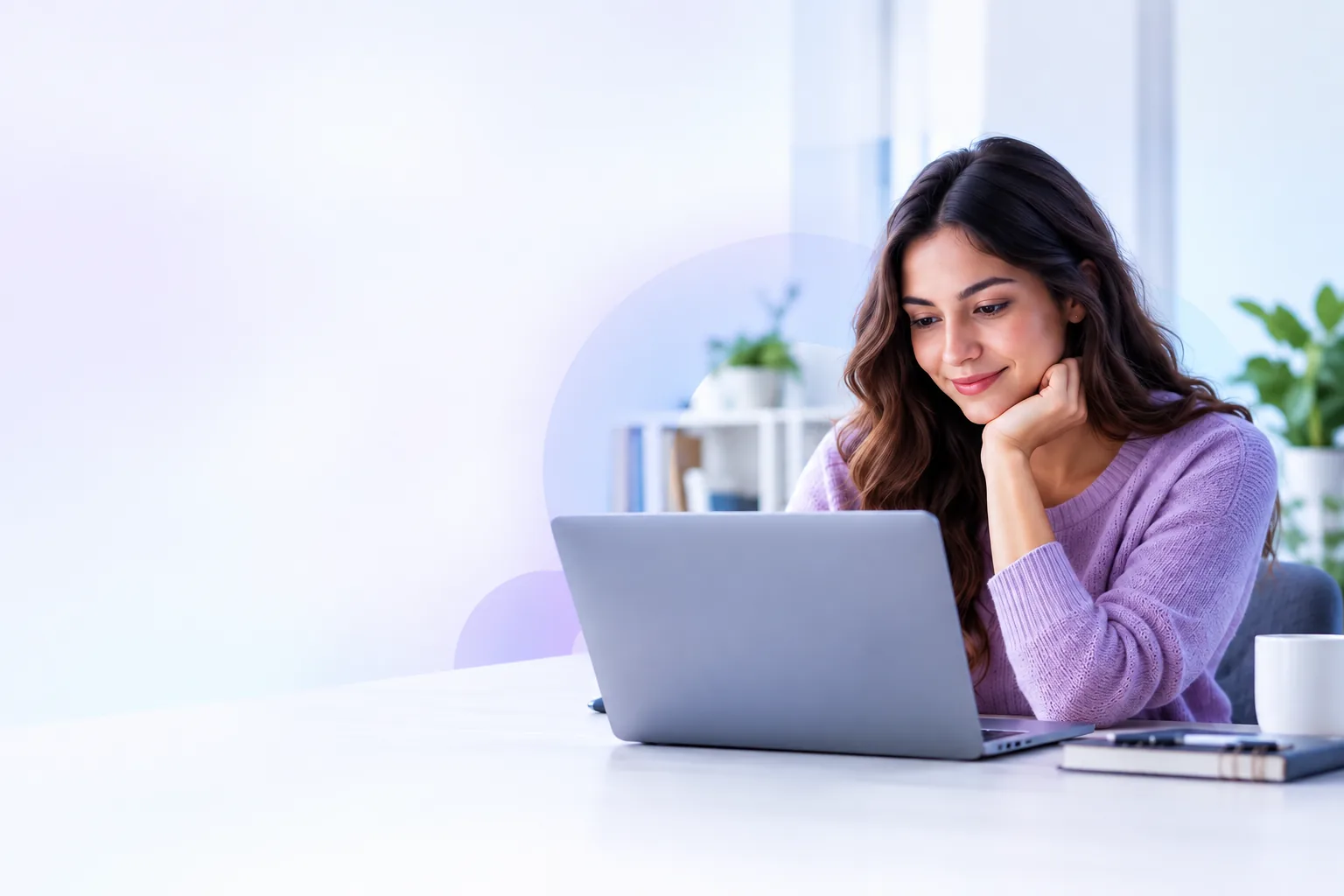 Estudiante cursando online desde su casa frente a una notebook.